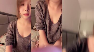 2025年9月最新新人【十七岁】这个真是稀有物种，太纯了，好乖巧，奶子都没发育完成就下海，特写粉穴，掰开一夹一夹的吸 (1)